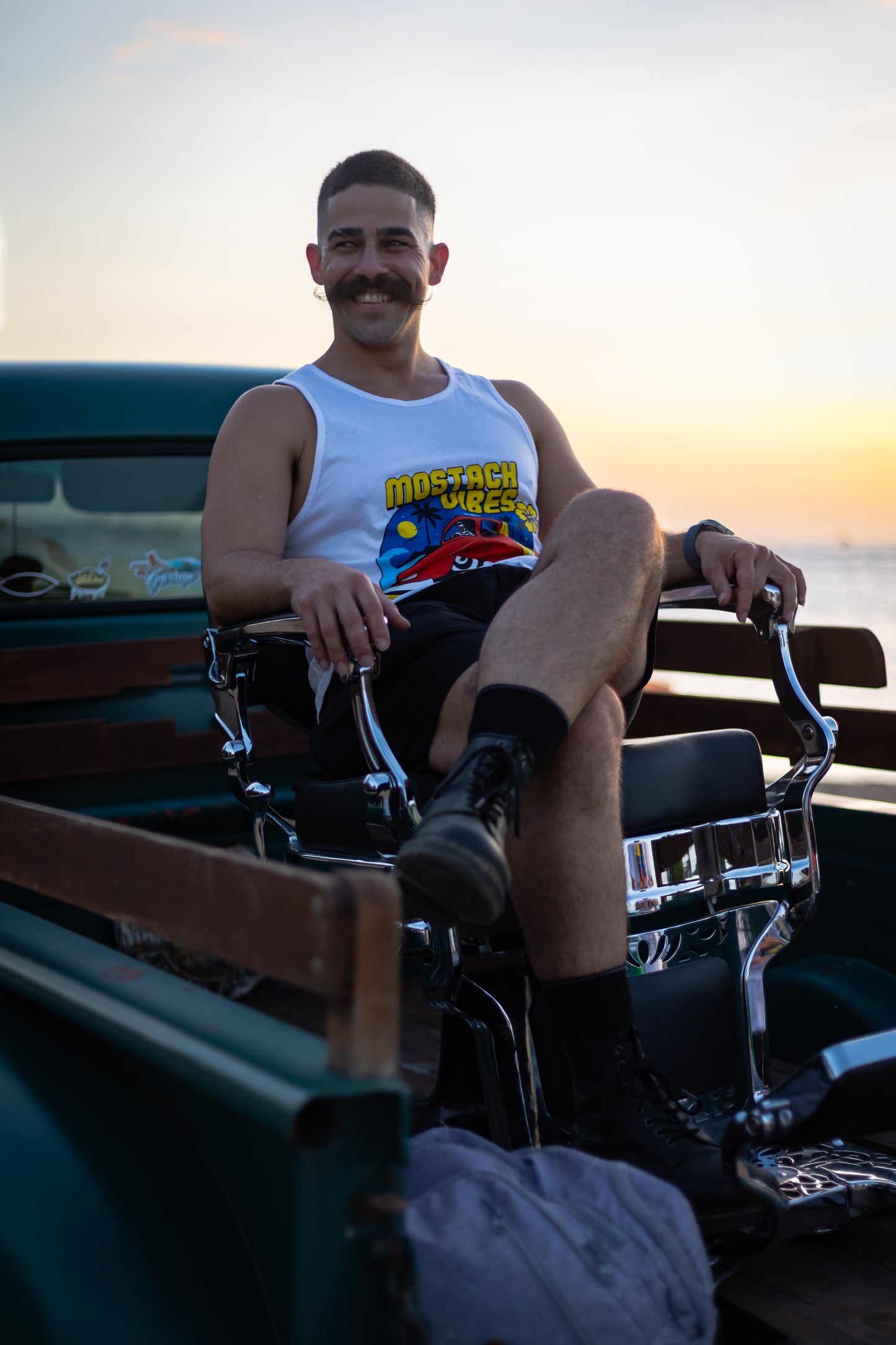 Mostach Vibes- Sin Mangas Blanca